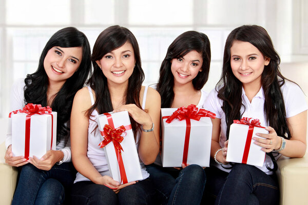 счастливая подруга празднует день рождения
