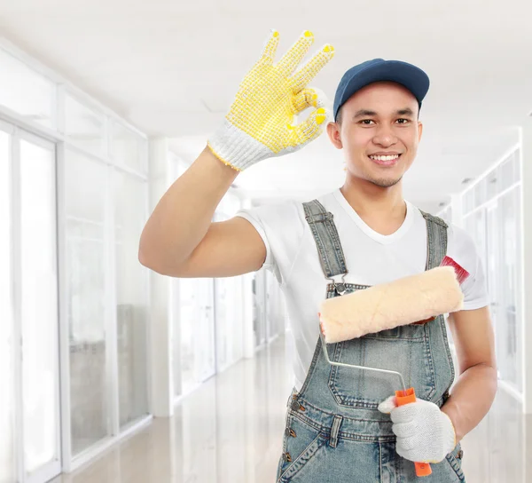 Painter worker showing ok sign — Stock Photo, Image