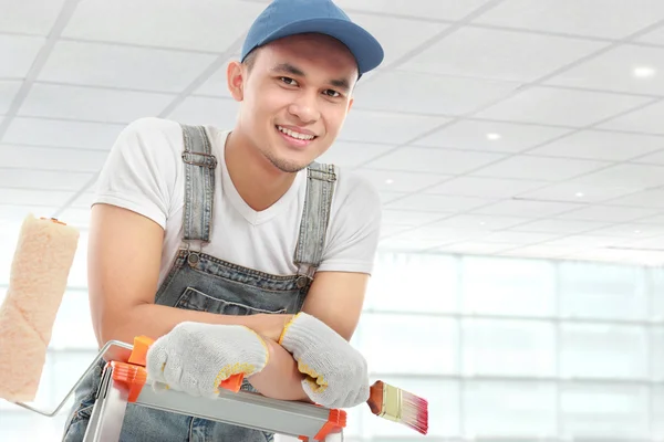 Pittore lavoratore sorridente — Foto Stock