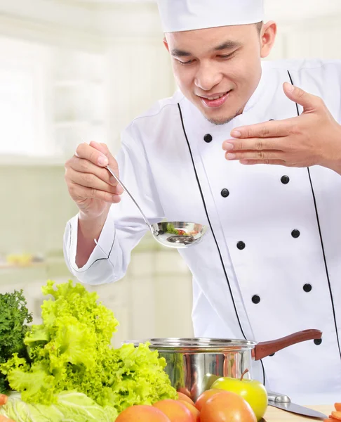 Professionele mannelijke chef-kok koken — Stockfoto