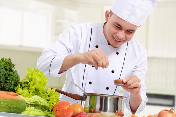 Chef masculino enquanto cozinha — Fotografia de Stock