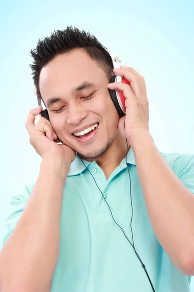 Jeune homme écoutant de la musique — Photo