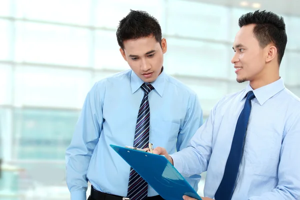 Businessmen discussing — Stock Photo, Image