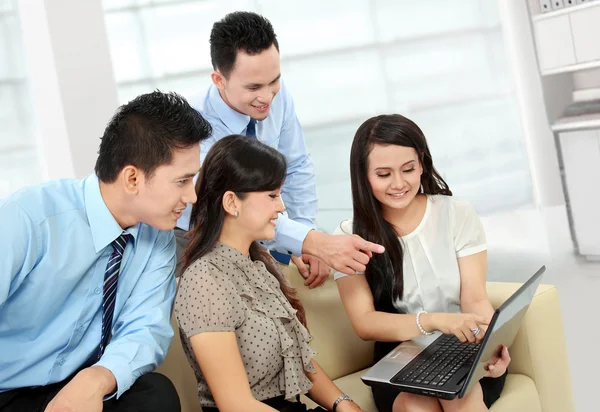 Groep van zakelijke bijeenkomst met laptop — Stockfoto