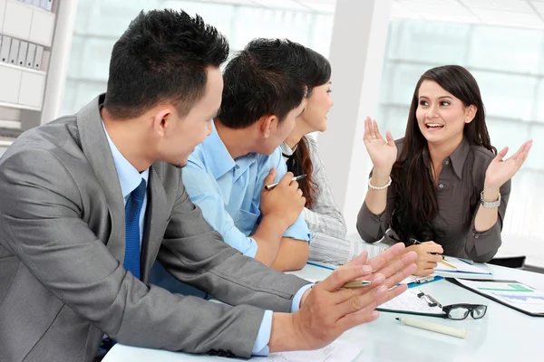 Business woman talking during meeting — стоковое фото