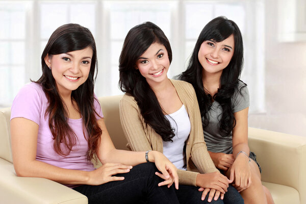 красивая подруга улыбается
