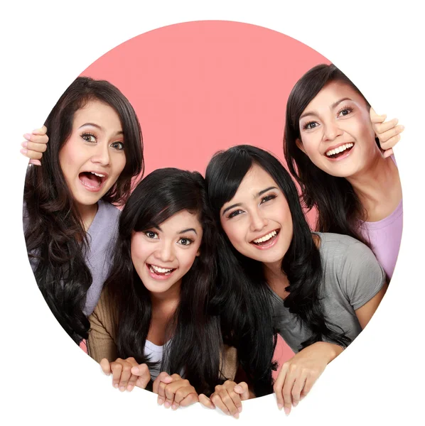 Grupo de mulheres bonitas sorrindo espreitando através do buraco círculo — Fotografia de Stock