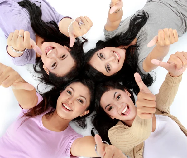 Asiática mulheres relaxante sorrindo deitado no chão — Fotografia de Stock