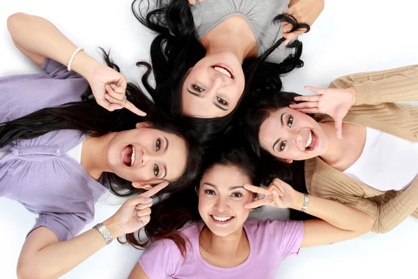 Donne asiatiche rilassante sorridente sdraiato sul pavimento — Foto Stock