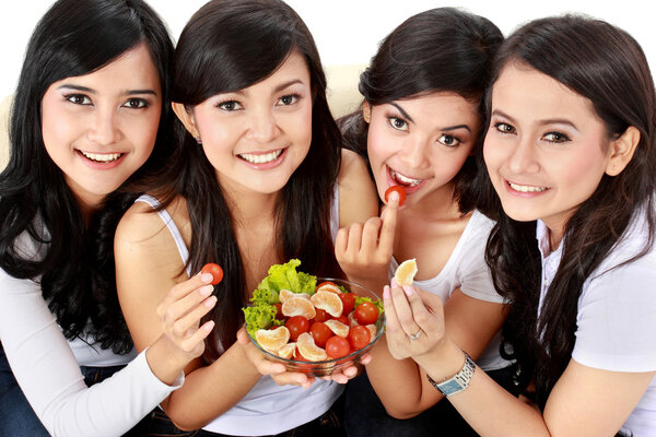 женщина друг с салатом вместе
