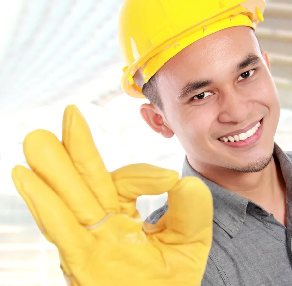 Jovem trabalhador sorridente — Fotografia de Stock