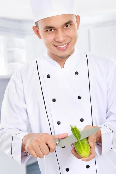 Chef maschio che prepara del cibo — Foto Stock