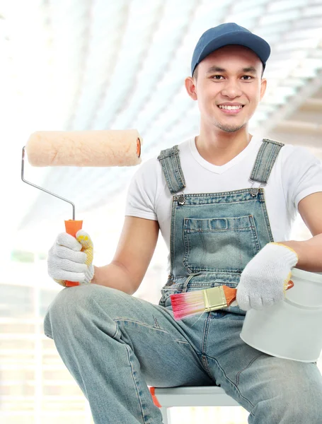 Pintor trabajador sonriendo — Foto de Stock