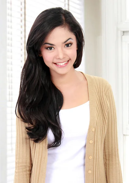 Young woman in casual clothes smiling at camera — Stock Photo, Image