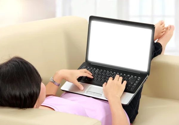 Mujer de negocios usando laptop —  Fotos de Stock