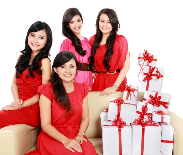 Chicas en rojo con muchas cajas de regalo — Foto de Stock