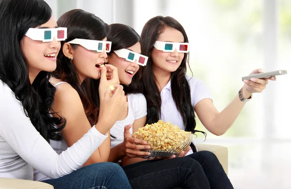 Grupo de chicas viendo la película — Foto de Stock