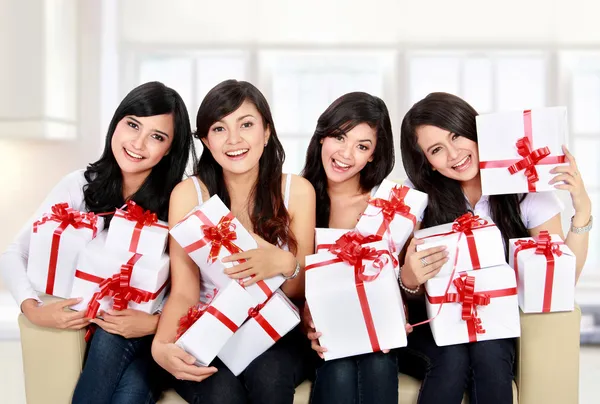 Vrouw groep met vele geschenkdozen — Stockfoto