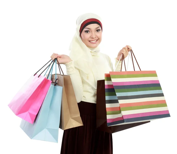 Молодая мусульманка с сумкой для покупок — стоковое фото