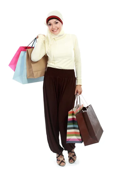 Mladá muslimka s nákupní taškou — Stock fotografie