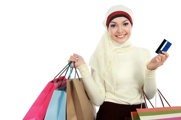 Jeune femme musulmane avec sac à provisions — Photo