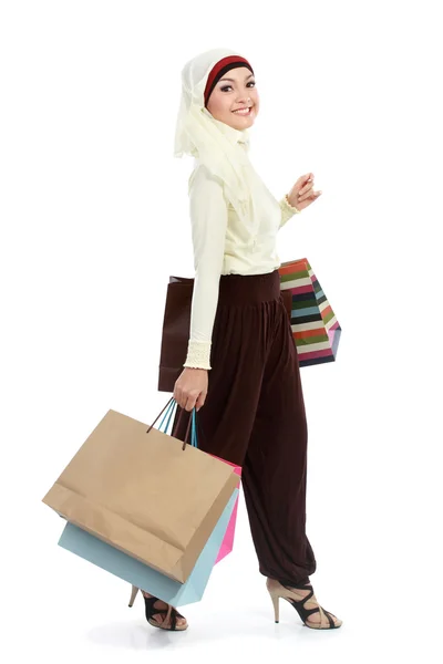Jovem mulher muçulmana com saco de compras — Fotografia de Stock