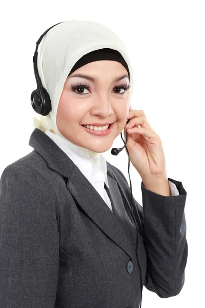 Bela mulher muçulmana no telefone — Fotografia de Stock