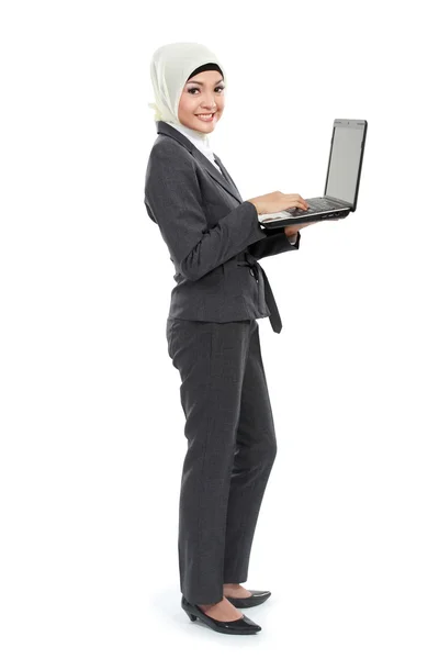 Muslim business woman with laptop — Stock Photo, Image