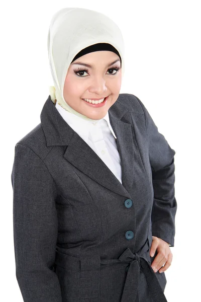 Lächelnde asiatische Geschäftsfrau im Schal — Stockfoto