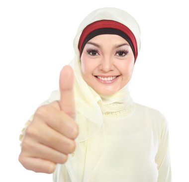 başparmak gösterilen genç Müslüman kadın