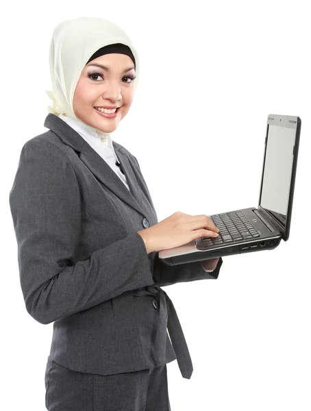 Mulher de negócios muçulmana com laptop — Fotografia de Stock