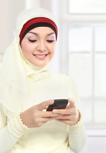 Muslim woman text a message — Stock Photo, Image