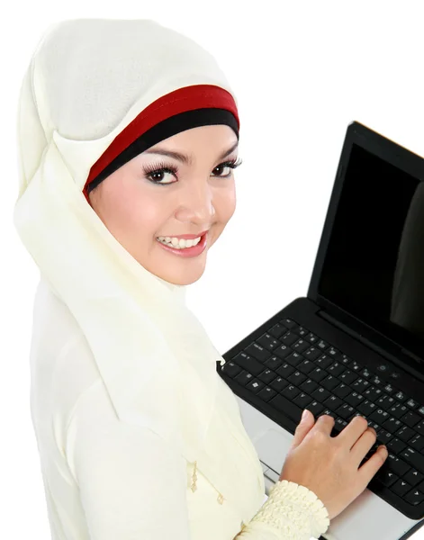 Asian young muslim woman in head scarf using laptop — Stock Photo, Image