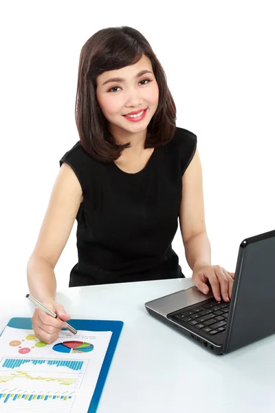 ビジネスの女性は彼女の机の上の作業 — ストック写真