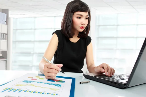 Business woman working on her desk — Stock Photo, Image