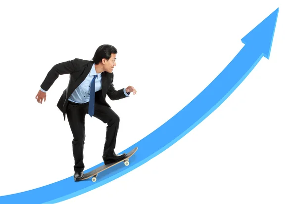 Executive på skateboard går upp stigande diagrammet — Stockfoto