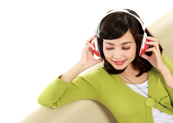 Kvinna njuter musik — Stockfoto