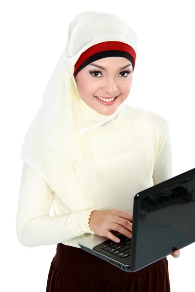 Asiático joven musulmán mujer en cabeza bufanda usando laptop —  Fotos de Stock