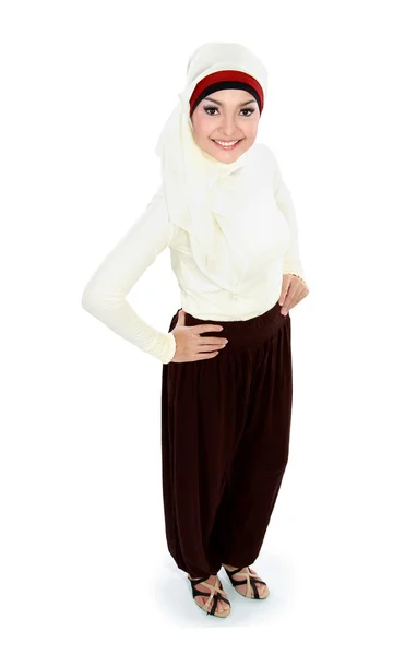 Asiatische junge muslimische Frau mit Kopftuch — Stockfoto