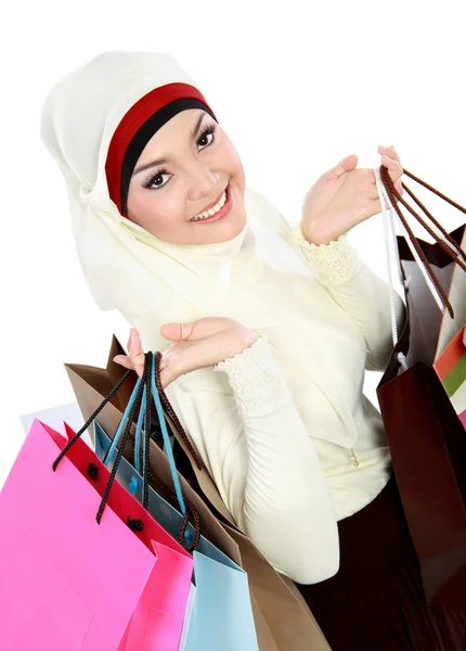 Mujer musulmana joven con bolsa de compras —  Fotos de Stock