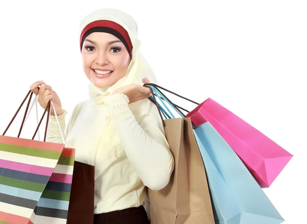 Mujer musulmana joven con bolsa de compras — Foto de Stock