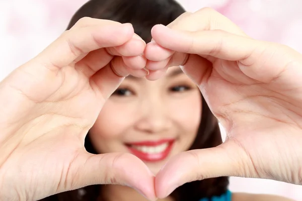 Verliebte Frau zeigt Herz-Symbol — Stockfoto