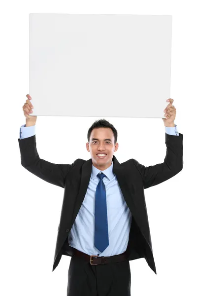 Sorrindo asiático homem de negócios segurando placa vazia — Fotografia de Stock