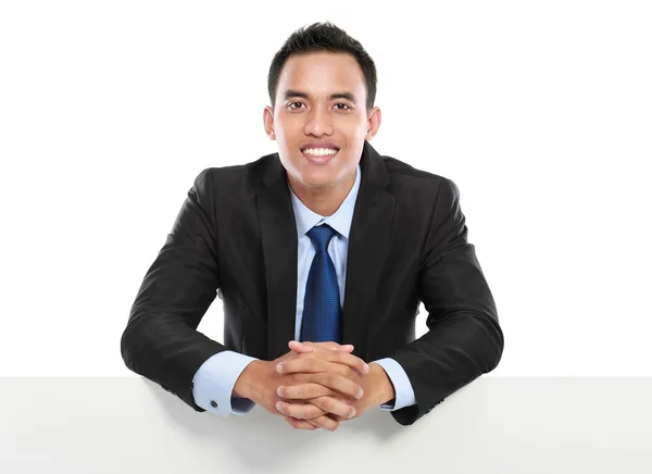 Lächelnder asiatischer Geschäftsmann mit leerem Vorstand — Stockfoto