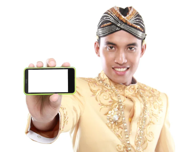 Adam cep telefonuyla java geleneksel kıyafeti ile — Stok fotoğraf