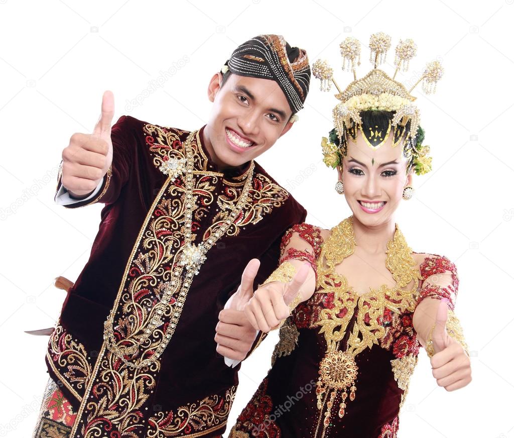happy traditional java wedding couple with thumbs up
