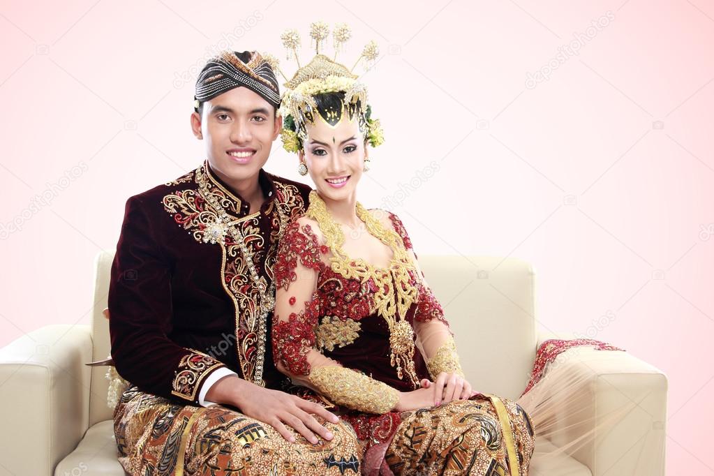 traditional java wedding couple
