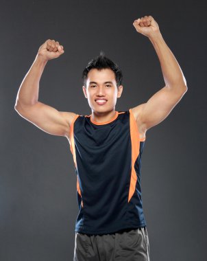 gülümseyen genç adam heyecanlı