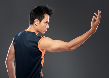 Yoga yapan genç adam.