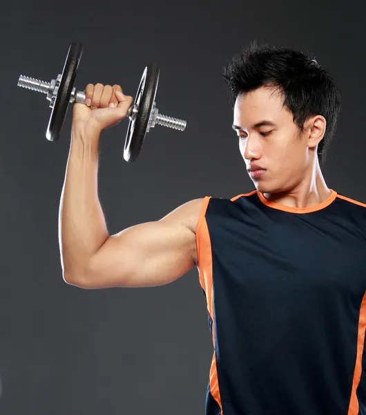 Hombre joven haciendo ejercicio con levantamiento de pesas —  Fotos de Stock